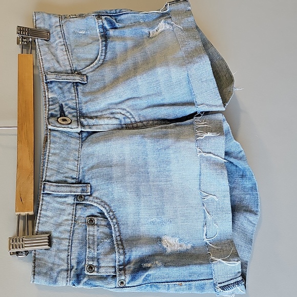 American Eagle Outfitters Size 6 Distressed Style Light Blue Jean Shorts - Picture 2 of 6